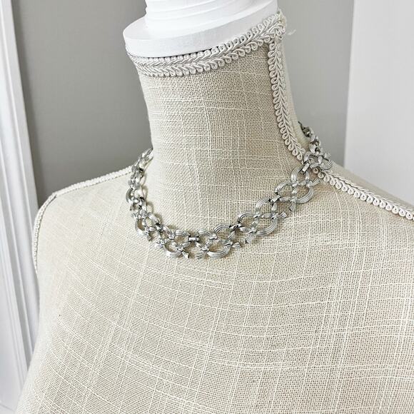 Coro Vintage Textured Bow Mid-Century Collar Necklace - Picture 5 of 8